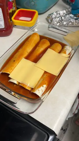 Momma made us enchiladas for lunch 🥹🥹🥹 #joshsmom #joshandmomma #cooking #lunch #EasyRecipe #easymeal #quickrecipe 