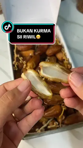 Membalas @saepul milah655 Kurma ini biasanya juga disebut dengan Palm Fruit. Karena berasal dari Tunisia maka disebut dengan kurma Tunisia. Kurma ini mempunyai rasa yang tidak terlalu manis. Bentuknya lebih mungil dibandingkan dengan jenis lainnya serta berwarna cokelat kehitaman. #kurmatunisia #kurmatunisiatangkai #kurmatunisiamadu #kurmakranci #kurmasetengahmatang #kurmarenyah #kurmatangkai #kurmaalif #ramadanekstraseru 