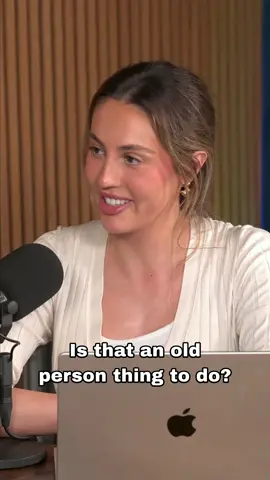 ⚠️Spotted: a grey hair on Sophia’s head  👵🏼👵🏼👵🏼new episode in bio #unwaxedpodcast 