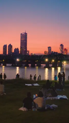 Saturday night in Seoul🌉   #seoullife #hanriver #서울 #한강 #낭만 #sonyfx3 #koreanphotographer #cinematicvideo #노들섬 