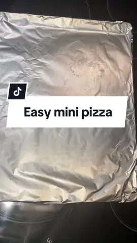 Which one looks better? They were both so good! 🍕 #easydinner #dinneridea #minipizza #ilovepizza #momdinner #momlife #momscooking #dinner 