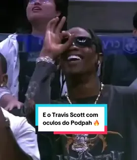 E o Travis Scott Que apareceu usando um óculos fruto de uma parceria do @podpah com a @oakley! Esperavam essa? Comenta aí o que acharam do modelo! 🔥🔥🔥 🥽  Via: @dripdeartista e @portaltravisbra  #travisscott #trap #oakley #podpah