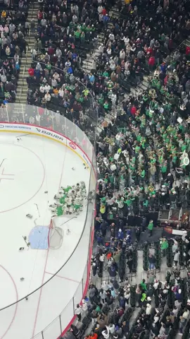 HORNETS ARE TAKING IT HOME! Edina wins the Class AA Minnesota High School Hockey Championship. #TheTourney #minnesota #hockey 