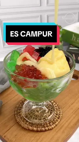 ES CAMPUR !! Bahan murah meriah, bikinnya super gampang, pake bahan yg ada aja. Oya cendolnya bikin sendiri, resep uda pernah aku share di YT. Link ada di bio ya 🥰 Bahan : Cendol Agar2 merah Agar2 hijau Nata de coco Mutiara Cincau Tape Kental manis Santan instan ditambah air dan didihkan Es Batu #escampur #escendol #takjilpuasa