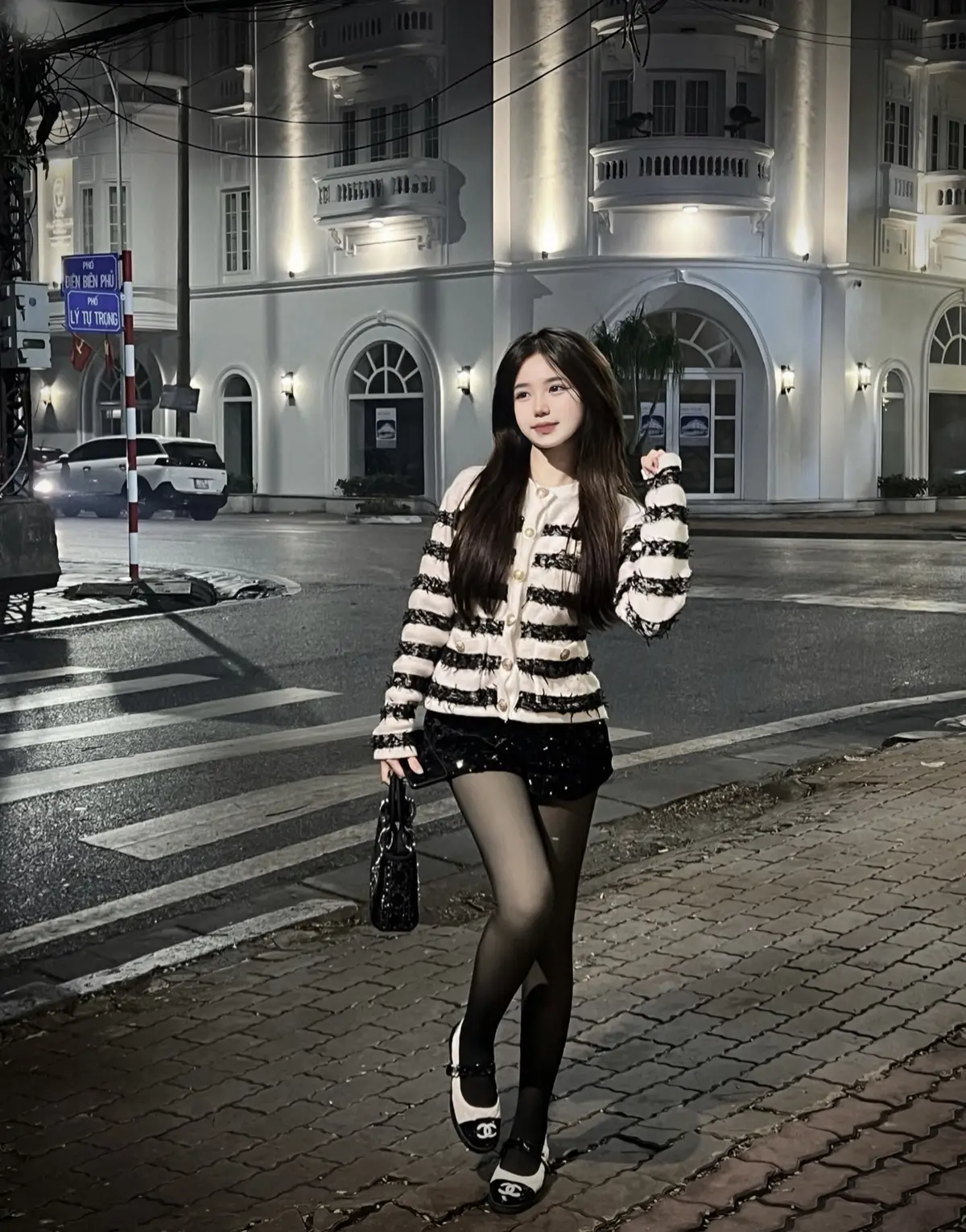 人心如大海，光看水面是不够的。- Lòng người như biển cả, muốn hiểu nhìn mặt nước thôi là chưa đủ