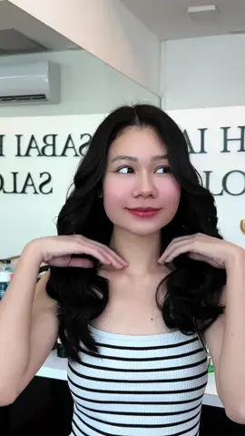 เปลี่ยนลุคเป็นสาวผมดำแล้วคับผมมม💘 คิมไปเปลี่ยนสีผมที่ Sabai hair salon มาฮะ สวยถูกใจมากกกก สีไม่ด่างเลย ตอนแรกแอบกังวลว่าผมจะแข็งแห้งไหม แต่พอทำเสร็จคือ งงไปเลย เหมือนได้ผมใหม่ ทั้งนุ่ม ทั้งเงา มันเป็นไปได้ไงที่ย้อมผม แล้วผมไม่เสียเลย🥹🥹 ปล. พี่เจ้าของร้านน่ารักมากกกก ดูแลคิมดีทุกขั้นตอนเลย ประทับใจ💗 พิกัด : ซอย ลาดพร้าว 36 แขวงจันทรเกษม เขตจตุจักร กรุงเทพมหานคร 10900 ร้านเปิด 9.30-20.30 งับบ #sabaihairsalon #haircolor @sabai hair salon 2022 