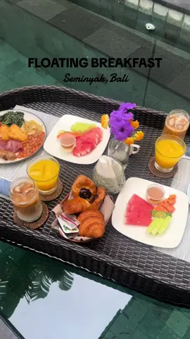 Breakfast of dreams🌴🥞🥥🍓 #floatingbreakfast #bali #seminyak #fyp #travel #breakfast #indonesia #baliindonesia 