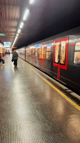 Metro in Milan Italy 😁🇮🇹❤️😊🇮🇹 #italy #milan #milano #milanitaly🇮🇹 #metro #metromilano #metromilan #metroitaly🇮🇹 