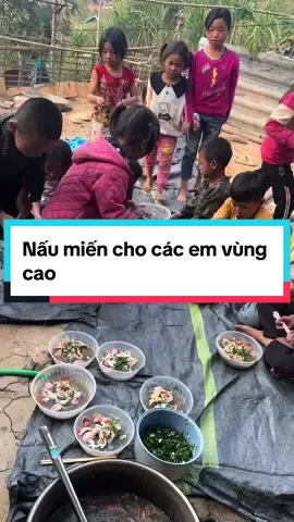 Lâu lâu mới được ăn một lần nên các em thích lắm nè #sungbau #sungbau02 #sungbau2002 #lammevungcao 