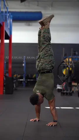Handstand challenge 😈 I train to be as functional as the human body is capable of.  You would be surprised the amazing strength and power that our bodies hold.  Learn how to master your own BODYWEIGHT  It will feel like you have just conquered the world  #traininsaneorremainthesame  #workoutmotivation #handstand #calisthenics #bodyweight #flips #fitnessmotivation 