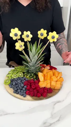 Show stopping spring center piece! #pineapple #fruit #spring 