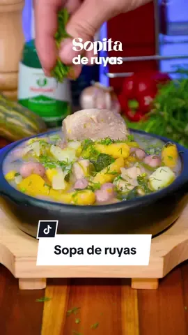 Sopa de ruyas, una tradición campesina de nuestra tierra colombiana 🇨🇴 ¿Ya conocías esta deliciosa sopita? 🤤 ✅ Ingredientes:  Para la sopa: - Sal original REFISAL de alta pureza al gusto - 650g de espinazo de cerdo  - 125g de frijol verde  - Medio plátano verde - 125g de ahuyama - 125g de papa sabanera  - 125g de arracacha  - 1 tallo de cebolla larga  - 90g de repollo blanco  - Un manojo de hojas de guasca  - 2 dientes de ajo  - Pimienta al gusto  - Comino al gusto  Para las ruyas:  - Sal REFISAL ligera en sodio al gusto  - 145g de harina  - 1 cuadrada de cilantro  - 60ml de aceite  - 100ml de agua  - 2 dientes de ajo  - 70g de tomate  - 40g de cebolla larga  - 40g de cebolla morada - Y mucho amor ❤️ #sopa #recetas #recetasfaciles #Colombia #Receta #vegetales #cerdo #sopita #medellin #cartagena #barranquilla #cali #bogota #recetacolombiana #comidacolombiana 