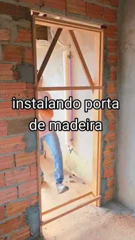 instalando porta de madeira de um jeito simples e fácil  #pedreiro #construção #obra #reforma 