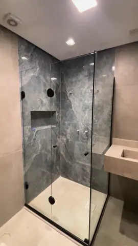 Box flex idea glass com 3 folhas de vidro com alumínio preto e vidro incolor.                                 #arquiteta #banheirodecorado #box #boxflex 