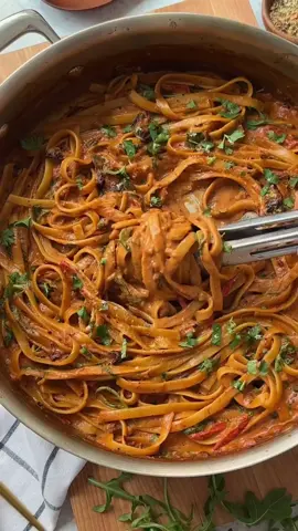 CLICK HERE⬇️ Dairy-free deliciousness delivered! This creamy dreamy pasta is everything you want in a bowl of noods, but made with 100% plant based ingredients. You won’t believe how cozy and comforting it is, without being too rich or heavy. It’s easy to make in less than 30 minutes, and can be made totally gluten free and oil free as well. I guarantee your friends and family (even the picky eaters) will be impressed and going back for seconds! I can’t wait for you to dive into this bowl of deliciousness. Perfect for a weeknight meal, meatless Monday, veganuary, a cozy Friday night at home, or a plant based meal prep! Cheers! @jackfruitfulkitchen  Follow us @veganrecipelove for daily vegan recipes 🌱💚   Creamy Sun Dried Tomato Pasta SERVES 4 4 servings fettuccine (gluten free if desired) 4 garlic cloves, minced 10 sun dried tomatoes, chopped 1 tsp italian seasoning 1 tosp balsamic vinegar 3 tosp tomato paste 2 cups cherry tomatoes 1 cup water or vegetable broth 7 oz full fat canned coconut milk (half of a can - thick cream only) 3 tosp nutritional yeast salt and pepper, to taste 2 cups baby arugula 1/2 cup flat leaf parsley chopped vegan parmesan, optional