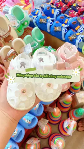 𝑩𝒂𝒃𝒚 𝒔𝒉𝒐𝒆𝒔 𝒄𝒐𝒍𝒍𝒆𝒄𝒕𝒊𝒐𝒏  2024🍃💫 Siêu phẩm giày dép đã “cập bến” nhà UalaRogo trong BST Xuân Hè đây ba mẹ ơi ! 👣BST thể hiện sự tỉ mỉ và tâm huyết trên từng đường nét với sắc màu tươi tắn, họa tiết sống động cùng chất liệu vải mềm và thiết kế mũi giày tròn cho ngón chân bé thoải mái vui đùa phát triển tự nhiên. 🍄Tận hưởng mùa Xuân Hè 2024 với sự nâng niu tuyệt vời từ những chiếc sandal dễ thương cho buổi picnic đầy niềm vui hay những chuyến phiêu lưu ngoài trời. Uala sẽ đồng hành cùng bé trong những kỉ niệm đáng nhớ của mùa hè này, nơi mỗi bước đi là một trải nghiệm mới và thú vị 🌈👟🌟 #deptapdi #tapdi #sosinh #beyeu #ualarogo #depchobe #xuhuong 