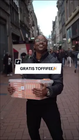 We geven GRATIS Toffifee weg in hartje Amsterdammm🎉🍫 - Welke stad moeten wij hierna doen? - #candy #amsterdam #fyp #viral #food 