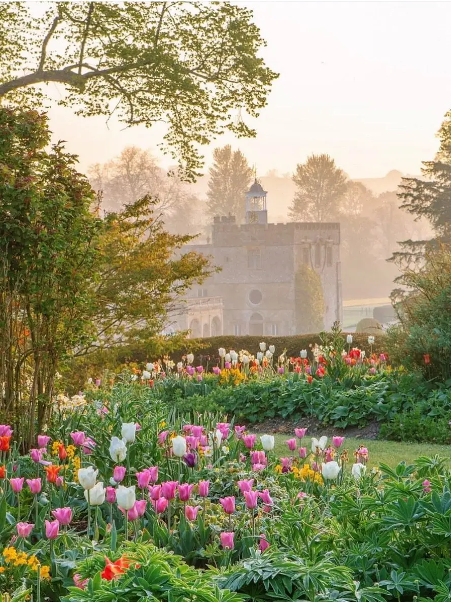 Photography from the very talented Clive Nichols 📷 #countryside #garden #flowers #gardeninspiration  