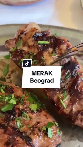 Merak, Andre Nikolića 2, Beograd Postavlja se pitanje zašto ranije nije bilo (bar da ja znam) ovakvog niškog/južnog fazona u Beogradu. Da kad sednete pa krenete sa predjelima samo vozi. 😁 Svašta se danas pojelo (i još malo preko ali sam ograničen vremenom😁) i sve je preporuka ali ako bi se moralo birati pod ozbiljnim pretnjama onda se ne sme propustiti niški specijal na početku uz spržu pa brizle i bokijeva pljeskavica, ako ostane mesta onda džigerica i niška sablja (sos kod nje je spektakl). Kafana se brzinski vinula među one koje mi prvo padaju na pamet kada pomislim gde se dobro jede u gradu.