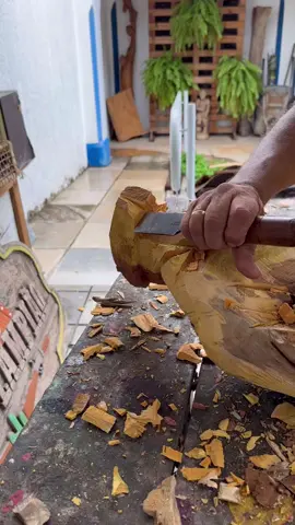 carving in wood #woodcarving #sculptureart #woodworking #escultura 