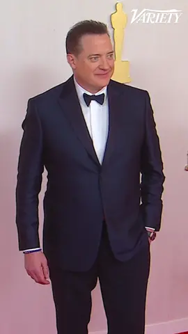 Brendan Fraser poses for photos on the #Oscars red carpet.