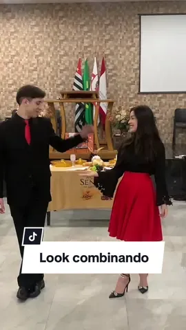 Atrasados na trend? Talvez hahahah namorar para ir com roupa combinando para o culto 😍 Qual o look preferido de vocês???? . . #trendroupaigual #trendcasal #namorocristao #fyp #tiktokcristao #foryou #casalcristao #namorocristao #rumoaoaltar 