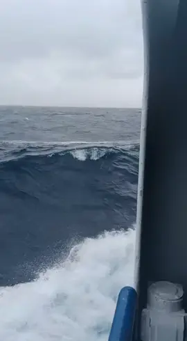 semoga di selamatkan dari ombak  #ombakbesar#anakpulau #fypシ゚ #kapalnelayan #kapalpelniindonesia 
