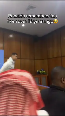 This fan had taken a photo with Ronaldo in January 2008, over 16 years ago. Today this fan met him again, and showed him that photo. Ronaldo actually seemed to remember it🤩 #ronaldo #cristianoronaldo #cr7 #manchesterunited #alnassr 