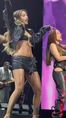 POR FAVORRRRRR 🔥🔥 @EMILIA sorprende en el último #movistararena de @naiki ⚠️ #tumusicahoy #musicosentiktok #tmh #tiktokmehizover #emilia #nickinicole #longervideos 