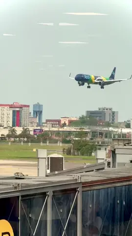 A321neo da @azulinhasaereas que carrega a pintura da Bandeira do Brasil 🇧🇷 pousando no @portoalegreairportoficial  . #Repost @ramosaviation . #pryje #a321 #a321neo #321 #airbus #airbusa321 #airbuslovers #airbuslover #aviation #landing #butterlanding #pouso #decolagem #takeoff #poa #portoalegre #aeroporto #azul #azullinhasaereas #voeazul #azulinhasaereas 