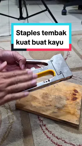Gun tacker atau staples tembak ini kuat buat ke kayu juga #guntacker #staplestembak #steplestembak #staplertembak #ramadanekstraseru #cabebu 