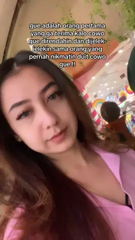 jgn pernah nyebut cowo gw MOKONDO kalo lu pernah numpang idup ama duit cowo gw!! kayak muka lu jelek ditambah gtw diri🤢