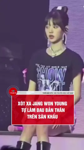 Trong video, nữ idol sinh năm 2004 dù đang rất buồn ngủ nhưng vẫn cố gắng giữ tỉnh táo bằng cách tự véo đùi mình. #vtvtimes #vtvonline #vtvonair #news #tintuc #thoisu #jangwonyoung #ive #concert #singapore 