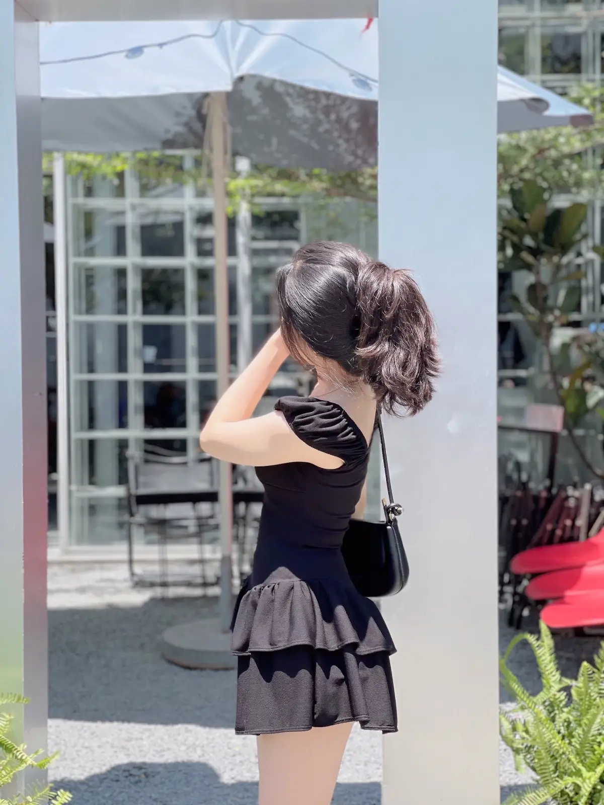 Anh không cần lùi bước đâu  Tại em sẽ k tiến tới ..