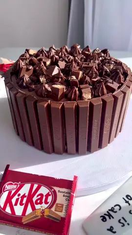 This delicious KitKat Cake is filled with chocolatey goodness.🍫🎂 It is made with two layers of fresh chocolate sponges, chocolate buttercream, KitKat and chocolate sauce. It’s great for celebrations.  Ingredients  Two layers of chocolate sponge  Chocolate buttercream  Kitkat Chocolate ganache/sauce #kitkat #kitkatcake #kitkatcakerecipe #kitkatcaketutorial #kitkatcakeuk #kitkatcakeflavor #kitkatcakideas #kitkatcskecreation #chocolatecake #chocolatecakerecipes #chocolatecakebirthday 