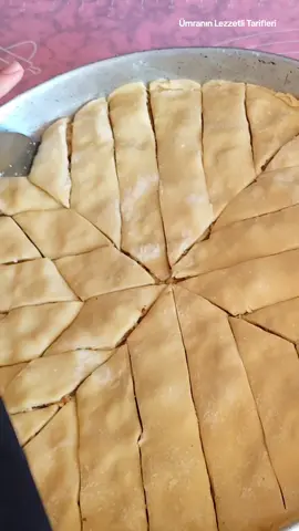 BAKLAVA DİLİMİ NASIL KESİLİR 👌🥰 #baklava #kesfetteyiz #iftarıbeklerken 
