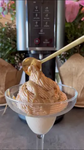 פרק 75|| גלידת טחינה תמרים ואגוזים 🌰  שילוב טעמים מנצח במרקם מושלם!  מתכון: 40 גרם טחינה גולמית 5 תמרים מזן מג׳הול 300 מ״ל משקה צמחי (השתמשתי בסויה מועשר בחלבון) 1/2 כפית תמצית וניל  1/4 כפית מלח גס 15 גרם פקאנים 15 גרם אגוזי מלך אופן הכנה: משרים את התמרים כרבע שעה במים חמימים להתרככות. לאחר מכן מגלענים אותם ומעבירים למיכל הייעודי. מוסיפים למיכל את כל שאר המרכיבים ומקפיאים אותו ל24 שעות (או עד שהבלילה קופאת לחלוטין) מפעילים המכונה, מערבלים על המצב ״גלידה לייט״ ומכניסים לערבול נוסף במידת הצורך עד שמקבלים מרקם רצוי🍦 הערכים למיכל שלם: קלוריות~906 שומן~50 גר׳ פחמימה~-81 גר׳ חלבון~33 גר׳ מחכה לשמוע איך יצא לכם!❤️ #גלידה#טבעוני#טחינה#תמרים#אגוזים 