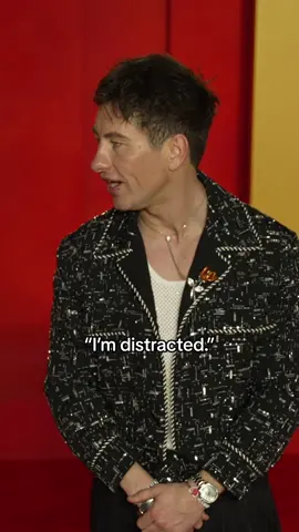 I’d be distracted too, Barry. (📹 via Getty) #BarryKeoghan #SabrinaCarpenter 