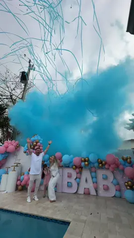 It’s a Boy.💙 We love all the parent’s reaction when they find out their baby’s sex.🎉 #genderreveal #genderrevealideas #genderrevealparty #genderrevealworld #charevelacao #revelaciondegenero #genderrevealmiami #ohbaby #charevelacaoideias 