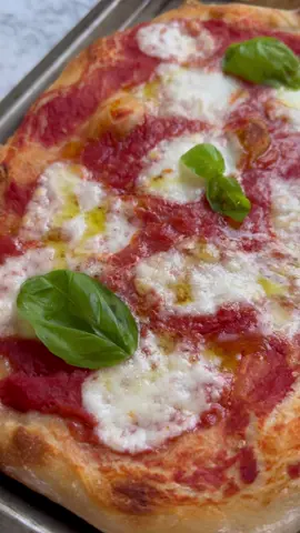 Pizza tipo napoletana con biga 🍕 Per la cottura: 20min a 250 gradi nella parte piu bassa del forno (statico) poi aggiungo la mozzarella e finisco di cuocere per altri 5 min circa.  Seguimi anche su Ig: lamozzarellaincarrozza ❤️ #pizza #pizzanapoletana #biga #impasto #viral #perte 