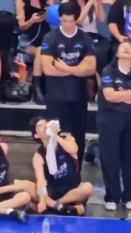 Gawin lúc chơi bóng bị cù trỏ bạn khác làm trúng mặt khá mạnh. Sau khi Gawin ra sân ngồi thì Pí Joss như thế này nèeee :))) #JossWayar #GawinCaskey  #JossGawin #jiejie5772___ #mygoldenblood #boylove #gmmtv #fyp #viral #xuhuong 