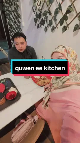simple sj kdinya tp both of us suka deconya..kiut di tambah ada ayun²an atu..mula² pikir props sj..sdh tau blh beayun atu, taruskn th..awal² ijap² jua..maklum th diri ane cumel hahahah..agath kamu lg beayun sna 🤣 + yg kami mkn td semua ngam liur kami..alhamdulillah 🤍 📍 quwen ee kitchen..unit 12 ground floor, spg 61 jerudong (sebaris chatramue) congratulation @quweneekitchen 🥳 #CapCut #bruneiproduct #brunei #bruneitiktok #foryoupage #fyp #berandatiktok #bruneian #bruneidarussalam 