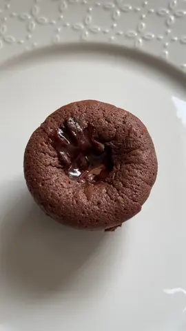 #choco #chocolate #chocolat #chocolatelover #chocolatecake  Ingrédients : pour 4 fondants  . 2 oeufs . 50 g de sucre . 30 g de farine . 100 g de beurre . 100 g de chocolat noir Préparation : . Préchauffe ton four à 200 °C. . Mélange au fouet les oeufs avec le sucre. . Ajoute la farine puis mélange bien. . Fais fondre le beurre et le chocolat coupés en morceaux doucement au micro-ondes en mélangeant de temps en temps ( puissance 450w). . Ajoute au premier mélange puis mélange bien. . Verse la pâte dans un moule à muffins ( s'ils sont en silicone pas besoin de les beurrer). . Enfourne pour 10 minutes à 200 °C. . Laisse refroidir puis démoule délicatement.