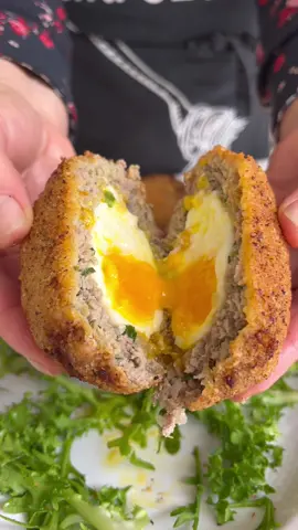 Scotch egg na zaskakujące wielkanocne śniadanie. składniki: 200 g mięsa mielonego, 200 g białej surowej kiełbasy, łyżka musztardy, sól pieprz, worcestershire , cebula, szczypiorek i pietruszka. 4 jajka ugotowane na miękko. Panierka 2 łyżki mąki 1 jajko bułka tarta , olej do smażenia. #scotchegg #jajka #jajko #mięso #obiad #obiadydomowe #przepis #przepisy #jedzenie #chrupiące #wielkanoc 