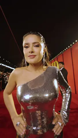 #SalmaHayek still got it. L’actrice a enflammé le tapis rouge de la #VFOscarParty ! #VFOscars #oscars2024 #fashion 