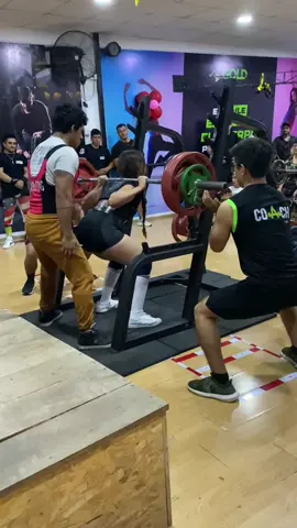 1era competencia intergimnasios de potencia 🔥💪🏼💚SENTADILLA MUJERES #viralvideo #Fitness #potencia #pesas #barra #peru #parati #competencia #gym 