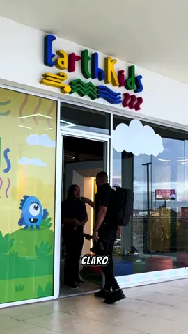 El niño que llevo dentro se queria tirar de un tobogan, asi que le ofreci a @EarthKids un video si me dejaban lanzarme y este fue el resultado BTW: Tienen un salon de eventos para cualquier tipo de actividad  #kids #eventos #cumpleaños #salon #videopromocional #negocios #creaciondecontenido 