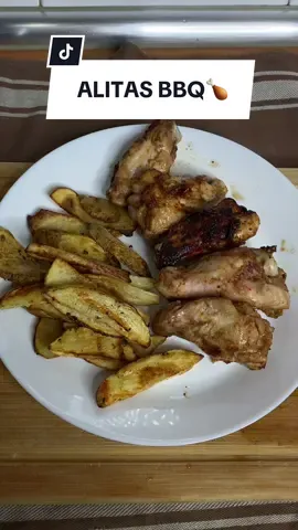 Cocina conmigo: alitas bbq🍗✔️  ✔️ Ingredientes y macros para 250g de alitas:  - 20g miel  - 20ml salsa de soja  - 20-40g barbacoa zero (al gusto) - ajo en polvo  - pimentón dulce - pimienta negra  DEJAR MACERAR MÍNIMO 3 horas en la nevera.  🍗 MACROS: {534 calorías} 50g proteína | 18g carbs | 18 g grasas  ⚠️➡️ FORMULARIO EN MI BIO🔗 para más información en caso de que necesites ayuda con tu plan de nutrición y entrenamiento🥹 #cocinaconmigo #miscomidas #comidasfit #recetasfáciles #quecomoenundia #proteina #dietaproteica #comidasproteicas 