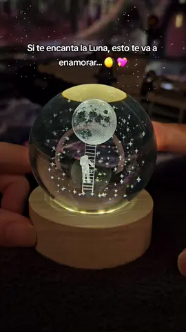 La belleza de la #luna 🌛✨️💫 🪐💖  en una esfera de cristal transparente grabado en 3D. . . . #esferadecristal #lamparaled #amantesdelaluna  #espacioexterior #efecto3d  #iluminacionled #decoracion #esferaluna #esferaluminosa  #esfera3d   . Esfera de cristal transparente con la luna grabada en 3D en su interior, sobre una base de madera con iluminación Led para decoración.