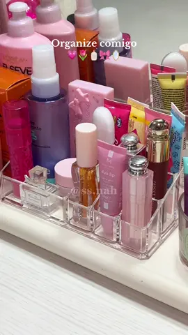 Organize comigo minha penteadeira com organizador novo de acrilico: produtinhos de boca 💗🌷🧴🎀🪞 #organize #organizecomigo #produtinhos #produtinhosdebeleza #balmlipbalm #glosslipgloss #gloss #lipoil #carmed #dupes #lipcombo  #lipbalm #sallve #makemore #hellokitty #mymelody #fran #missdior #mini #essence #juicebomb #bruma #sheglam #daiso #sallve #organizadororganizadores #penteadeira #vanity #make #maquiagem #makeup #skincare #girls #pink #pinkgirls #girlie #girly #girlytok #girlythings #preppy #cleangirl #thatgirlsoftgirl #pinteretgirl #aesthetic #decor #inspo #pinterestdecor #decoracao #decoration #decoracion #organizadoracrilico #daily #DailyRoutine #relaxingvideos #organized #organizewithme #roomdecor #bedroom #organizetok #ideas #find #achadinhos #dicas #beleza #beauty #BeautyTok #dicasdebeleza #achados #hidratantelabial #lipmask #asmr